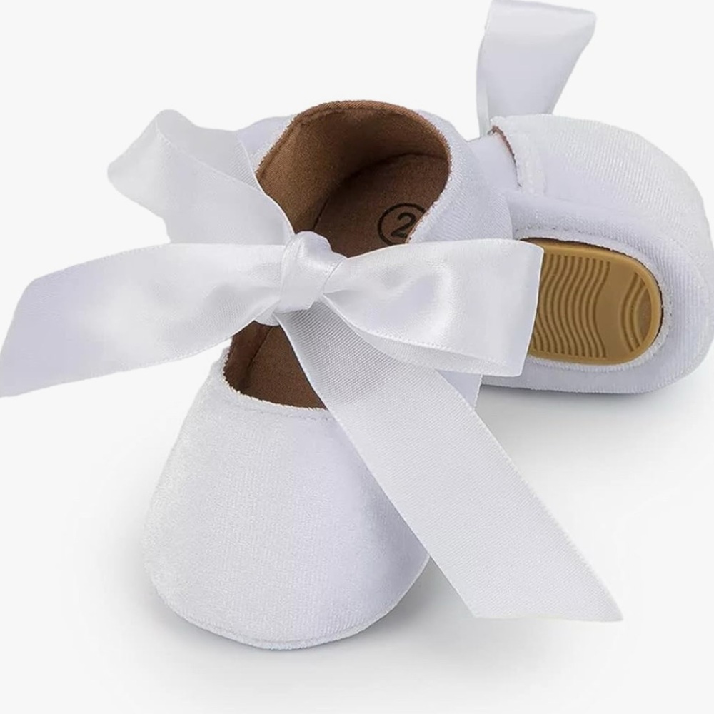 Baby girl white bow shoes (size 3-6 months)